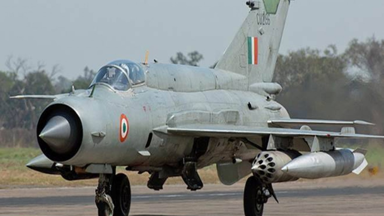 بھارتی فضائیہ کا مگ 21  طیارہ گر کر تباہ