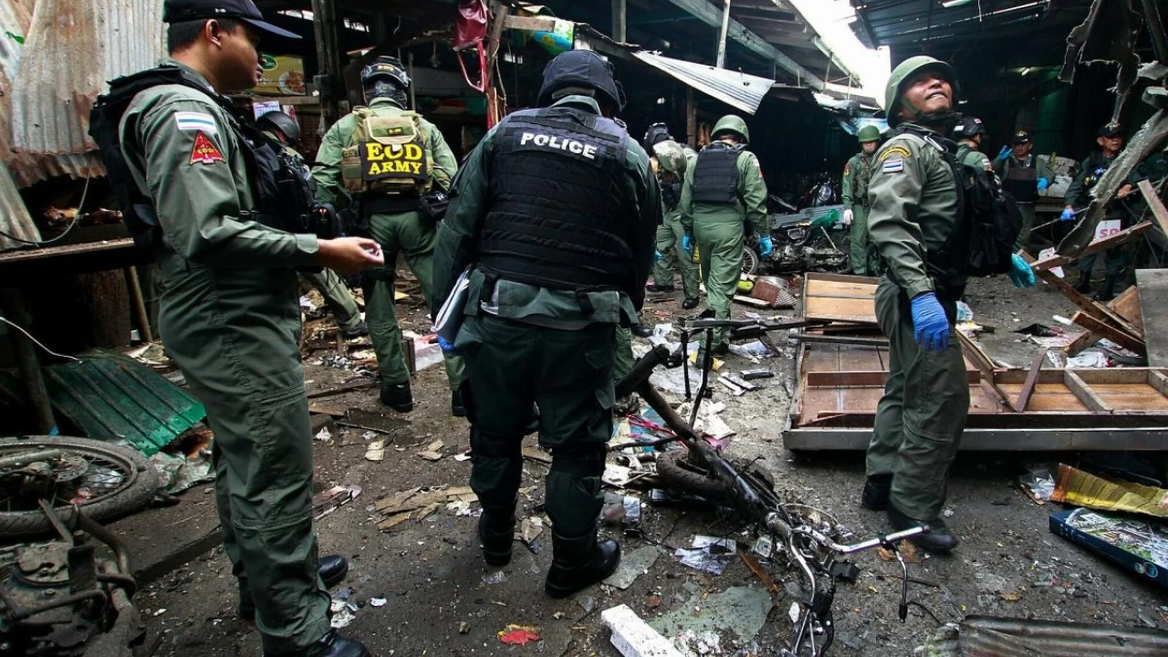 Southern Thailand town rocked by 13 bomb blasts; police kill two during raid