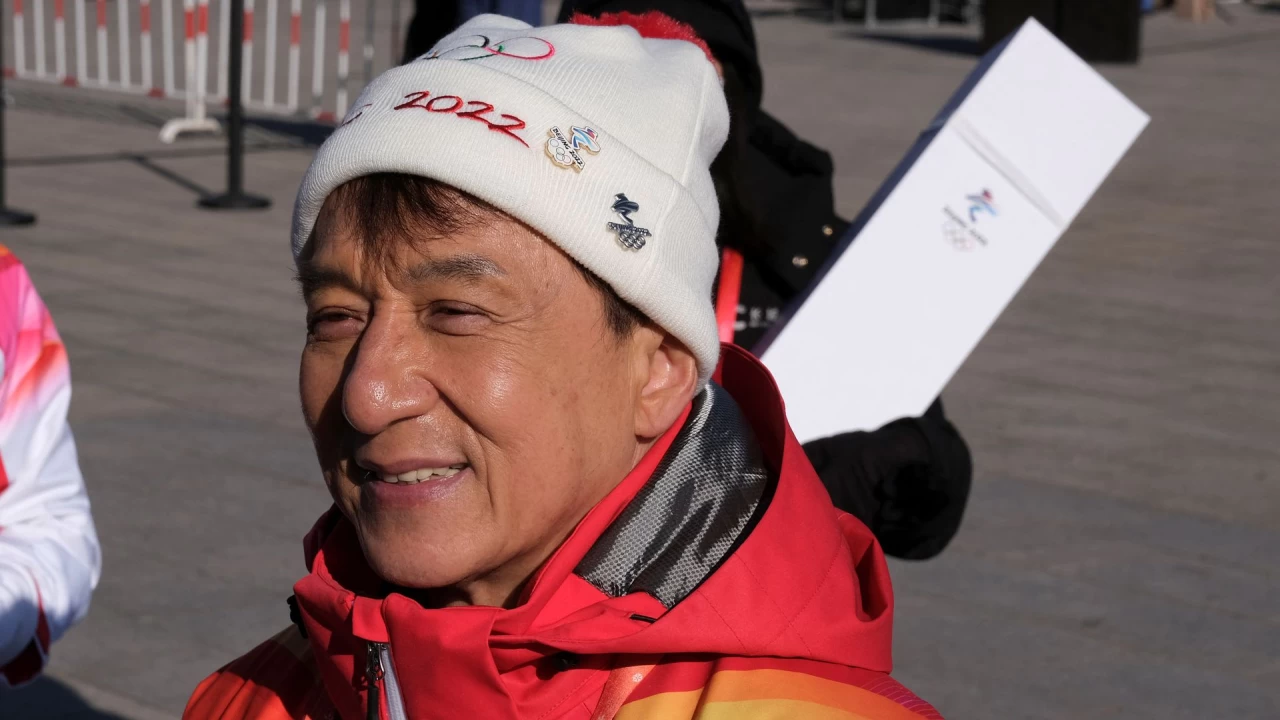 Jackie Chan carries Olympic torch atop Great Wall