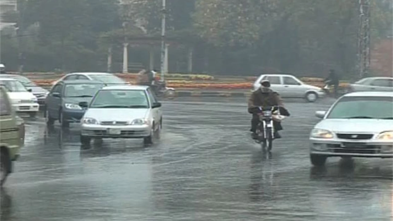 Rain turns weather cold in Lahore