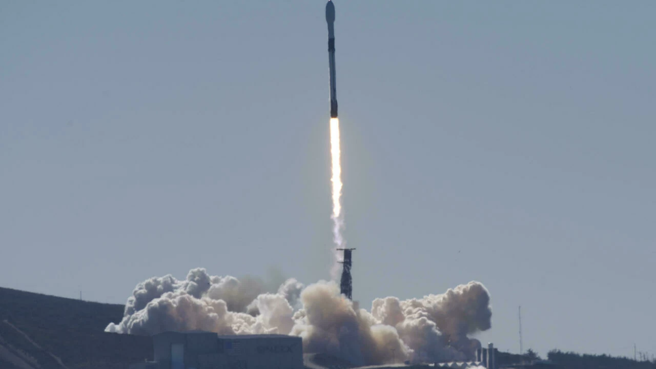 SpaceX rocket successfully launches US spy satellite