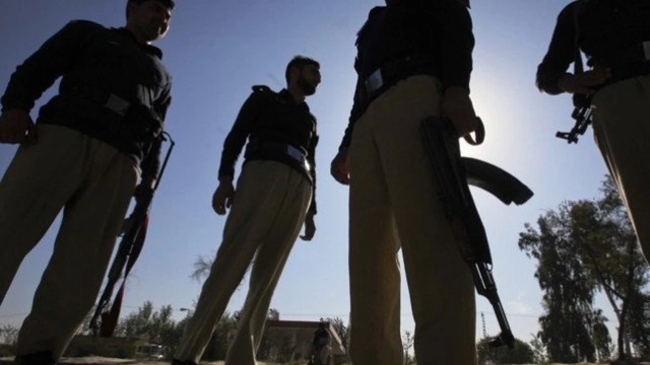 Three robbers, cop wounded in Dadu, Gujranwala encounters