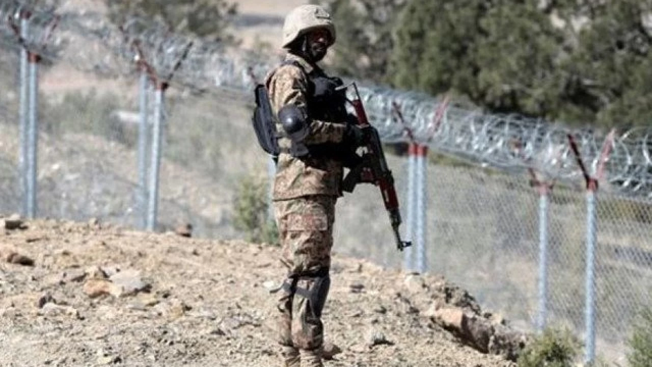 Five soldiers martyred in terrorists attack across Afghan border