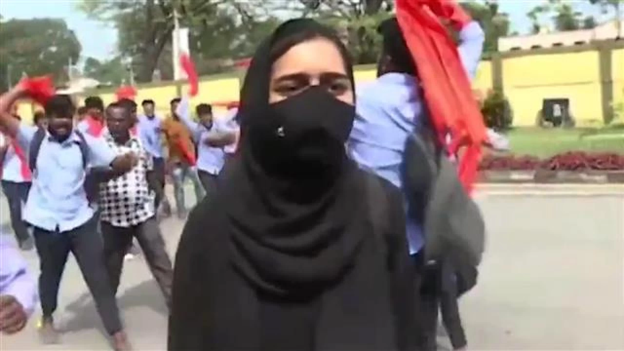 Muslim girl confronts Hindu extremist fearlessly, chants ‘Allahu Akbar’