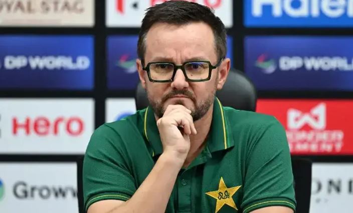 Azam dropped for scoring too slowly, says Pakistan coach Hesson
