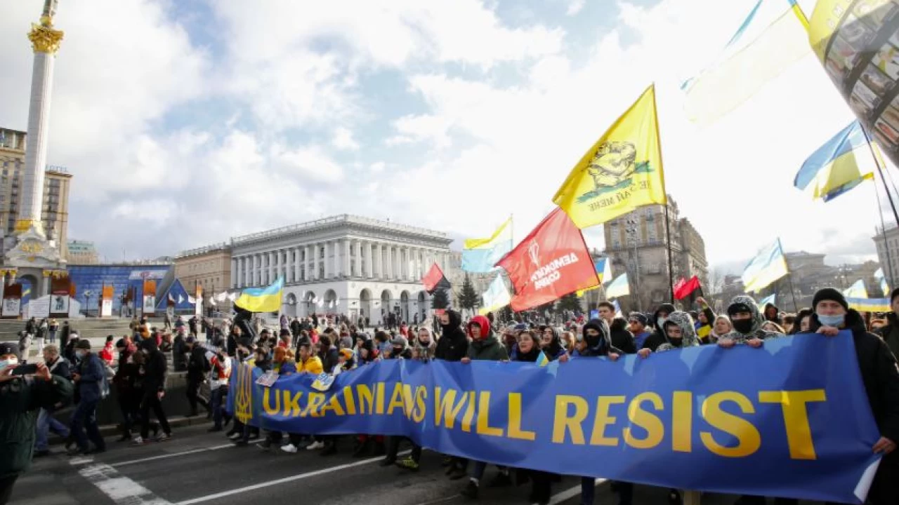 Thousands rally in Kyiv to show unity against Russian threat