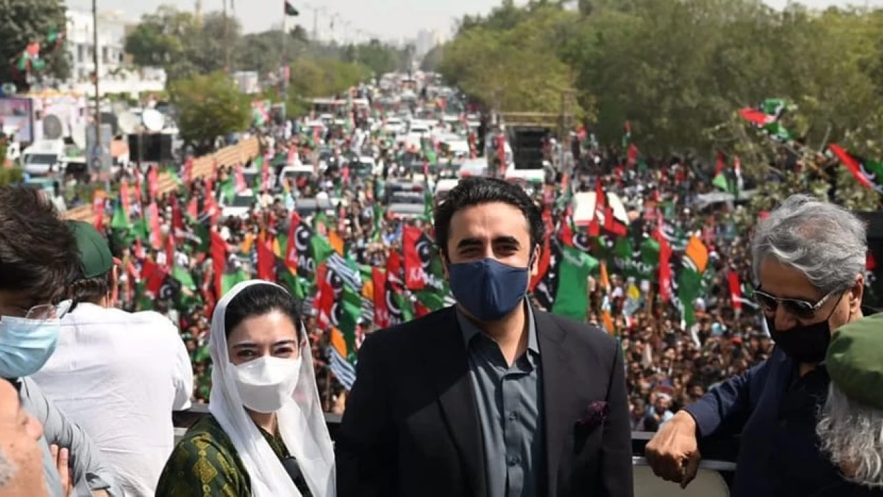 Bilawal Bhutto declares war on PTI government as long march begins