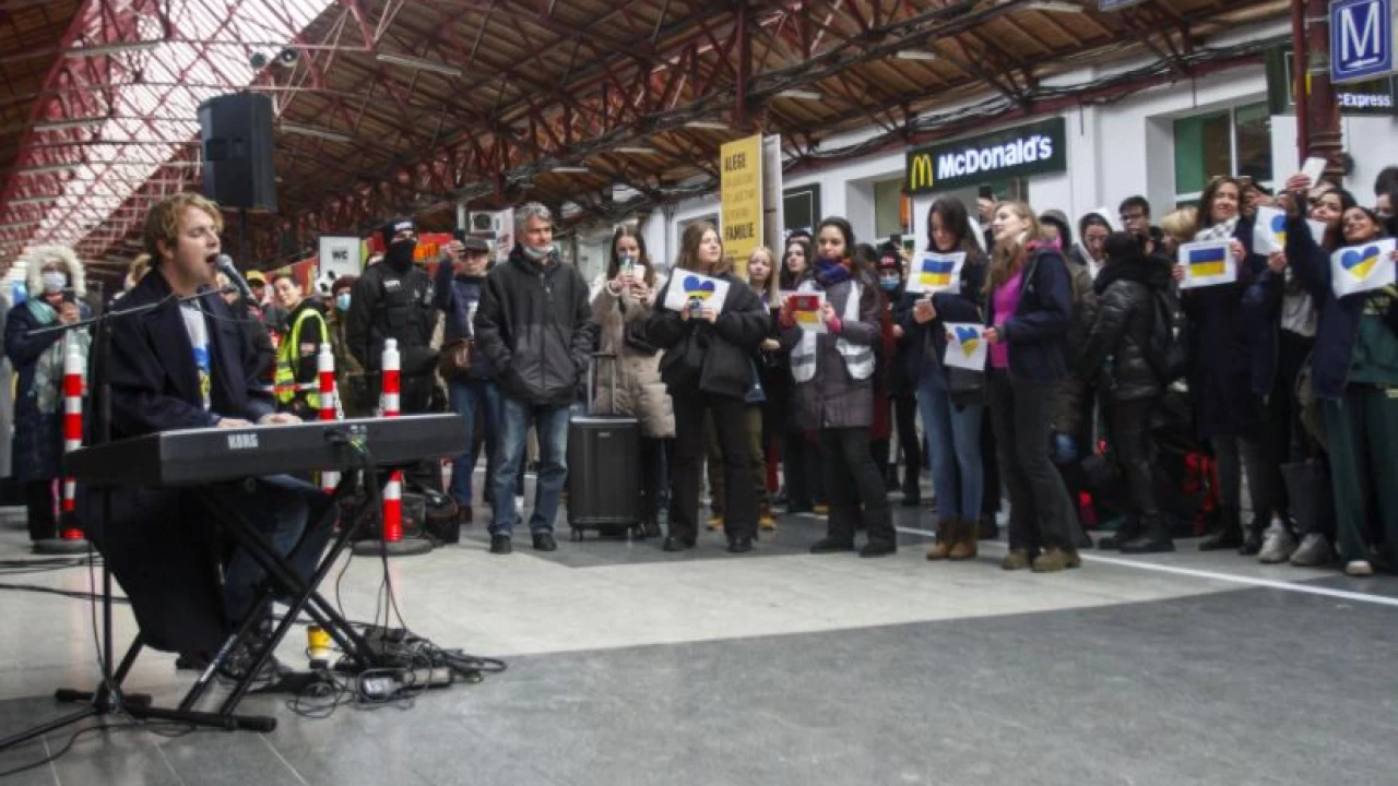 UK's Tom Odell sings for Ukrainian refugees at Romanian station