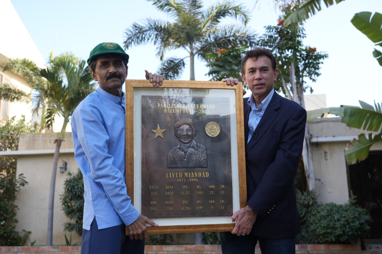 Pc Javed Rind PCB formally inducts Javed Miandad into the Hall of Fame