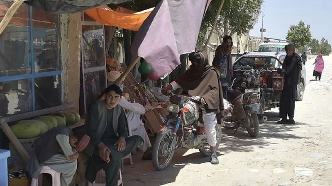 دوسری جانب چین نےا فغانستان میں قیام امن اور تعمیر نو کے لیے طالبان کی مشروط مدد کی پیشکش کردی ہے ۔