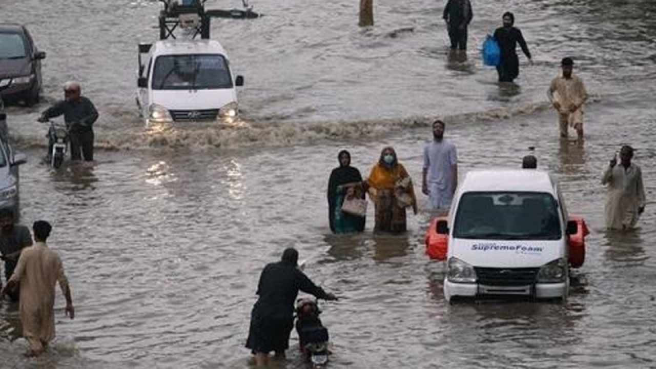 کراچی میں بارش  سے شہر کےنشیبی علاقے زیرآب، اربن فلڈنگ کا خدشہ