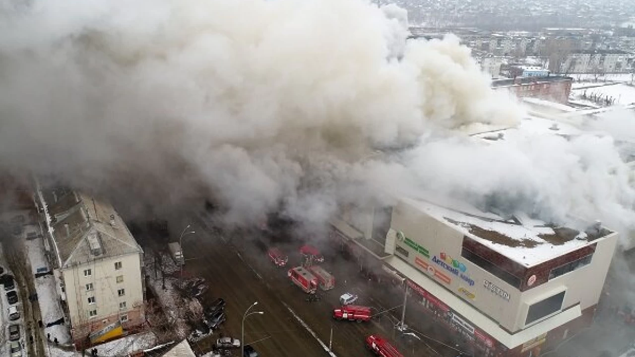 Fire breaks out in Russian shopping mall