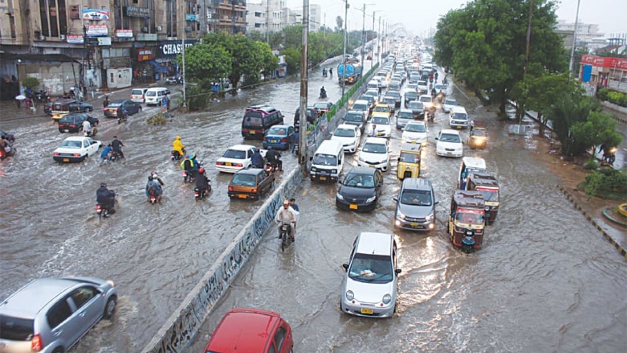 کراچی کے مختلف علاقوں میں گرج چمک کے ساتھ بارش کا سلسلہ جاری