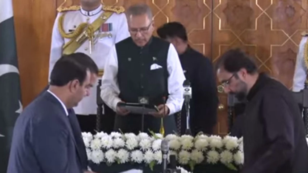 President Alvi administers oath to four new cabinet members