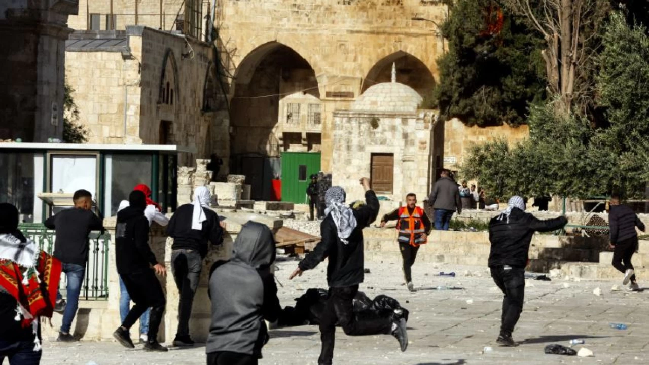 31 wounded in clashes between Palestinians and Israeli police at Jerusalem holy site