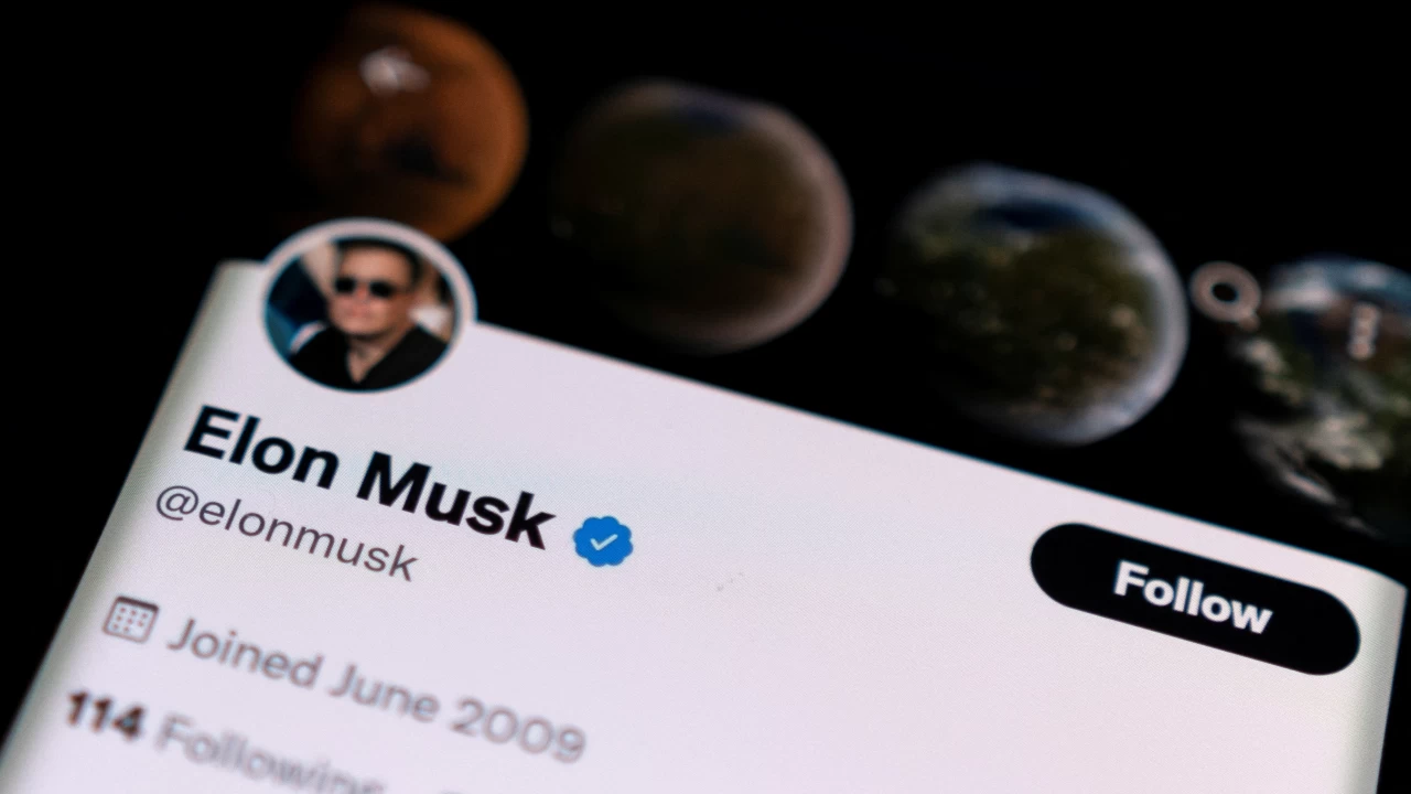 Twitter, under shareholder pressure, begins deal talks with Musk