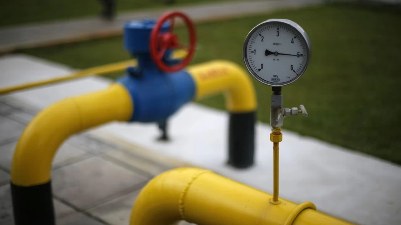 Ukraine diverts some Russian gas flows, claims battlefield gains
