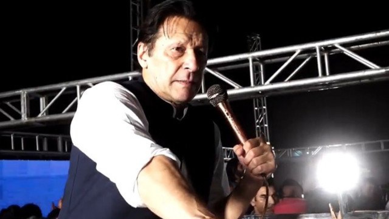 عدالتوں سے پوچھتا ہوں کہ آپ کے سامنے ملک تباہ ہورہا ہے،آپ کیا کررہے ہیں:عمران خان