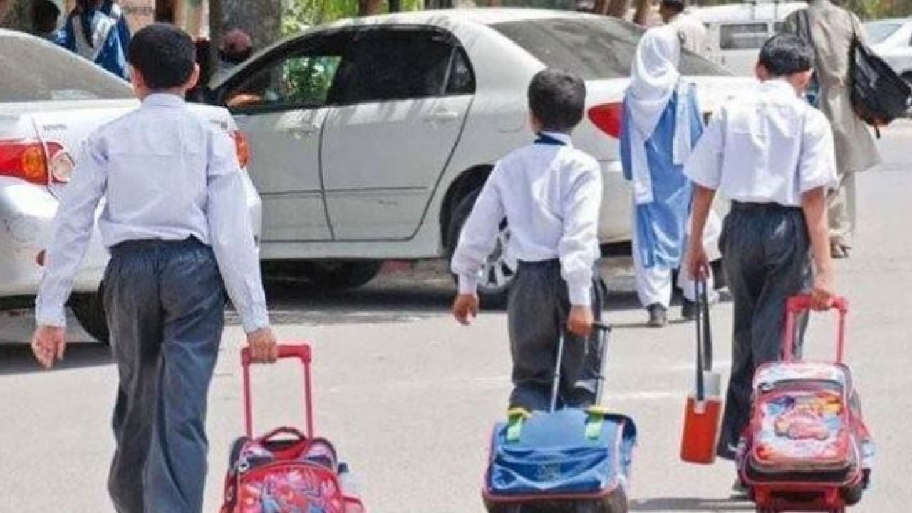 شدید گرمی: وفاقی نظامت تعلیمات نے اسکولوں کی چھٹیوں کا اعلان کردیا