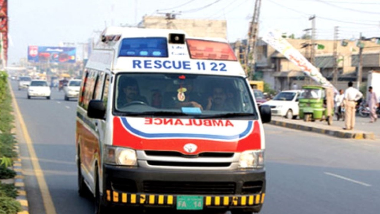 منڈی بہاؤالدین : موٹرسائیکل سوارکو بچاتے  بس الٹ گئی ، 3 مسافر جاں بحق 