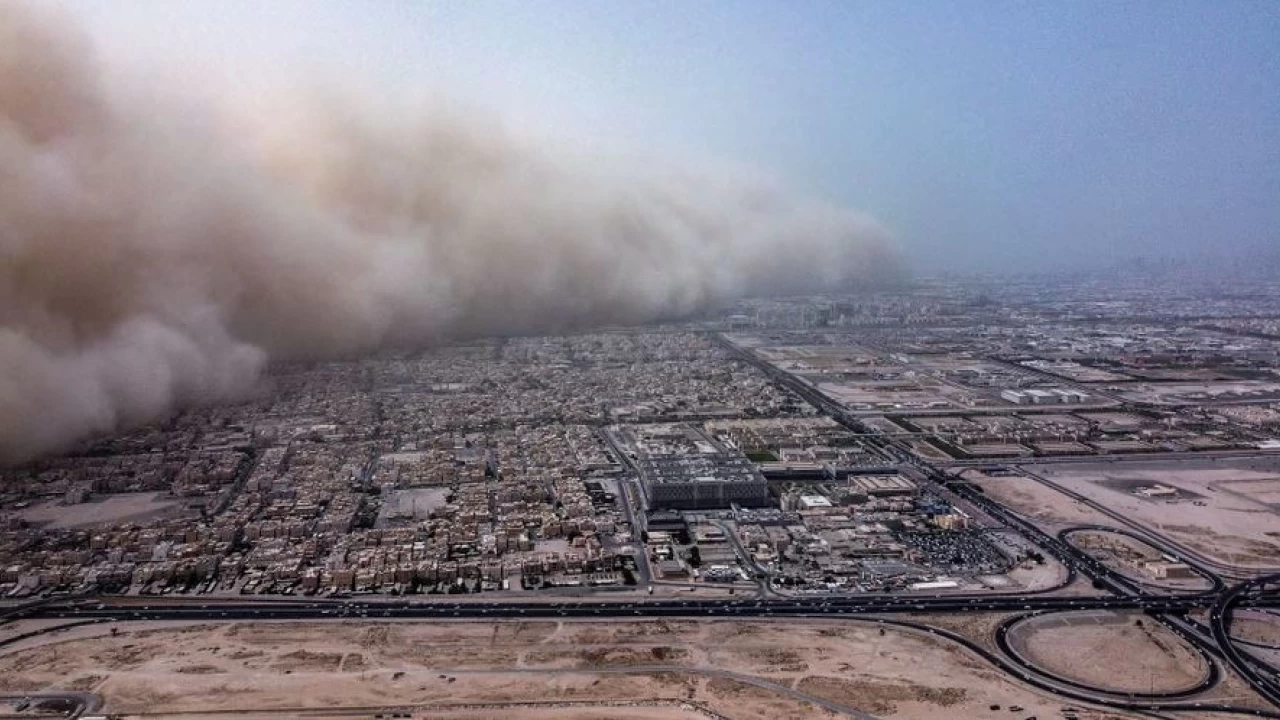 Massive dust storm sweeps Kuwait