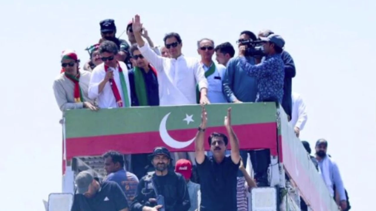 Imran's convoy enters Punjab after activists remove barriers from Attock bridge