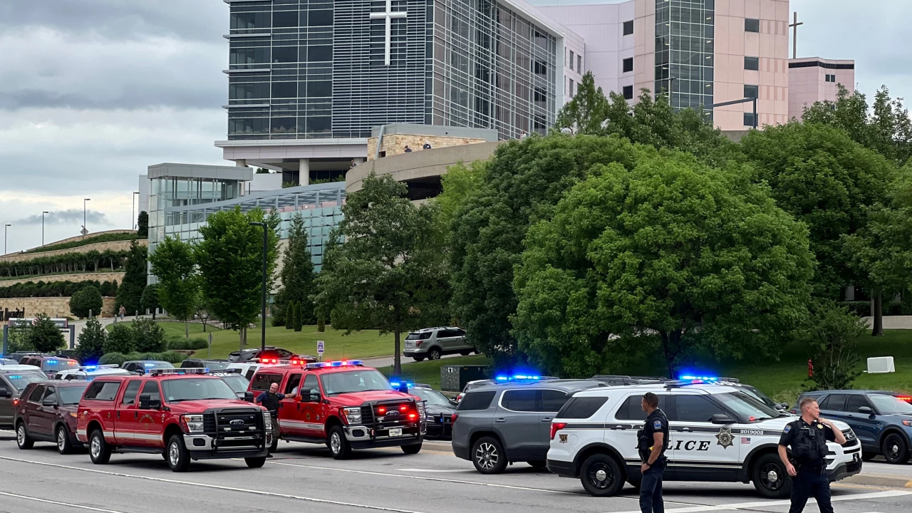 Gunman kills four in Oklahoma medical center