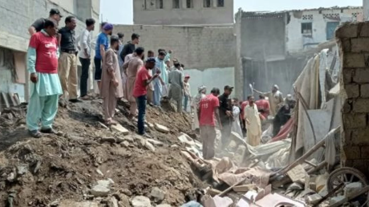 One killed, five injured Kandhkot building collapse