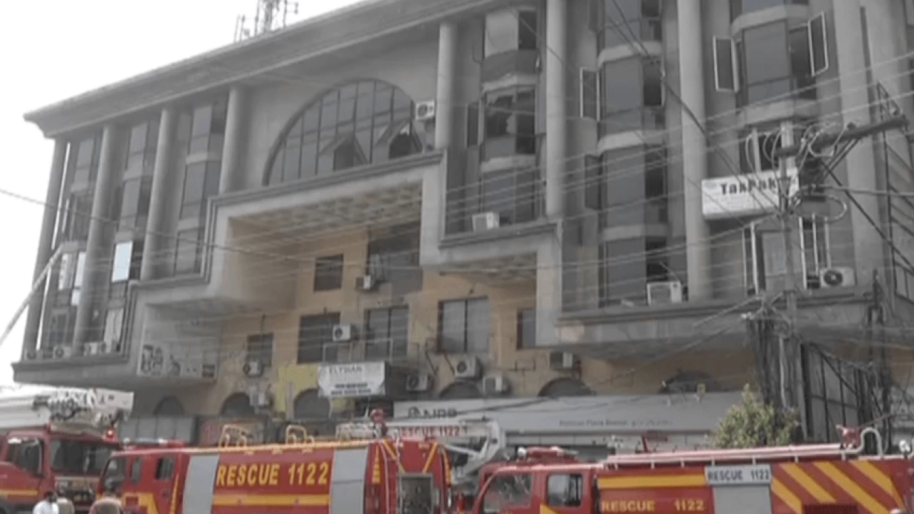 Massive fire erupts in Lahore plaza; kills one 