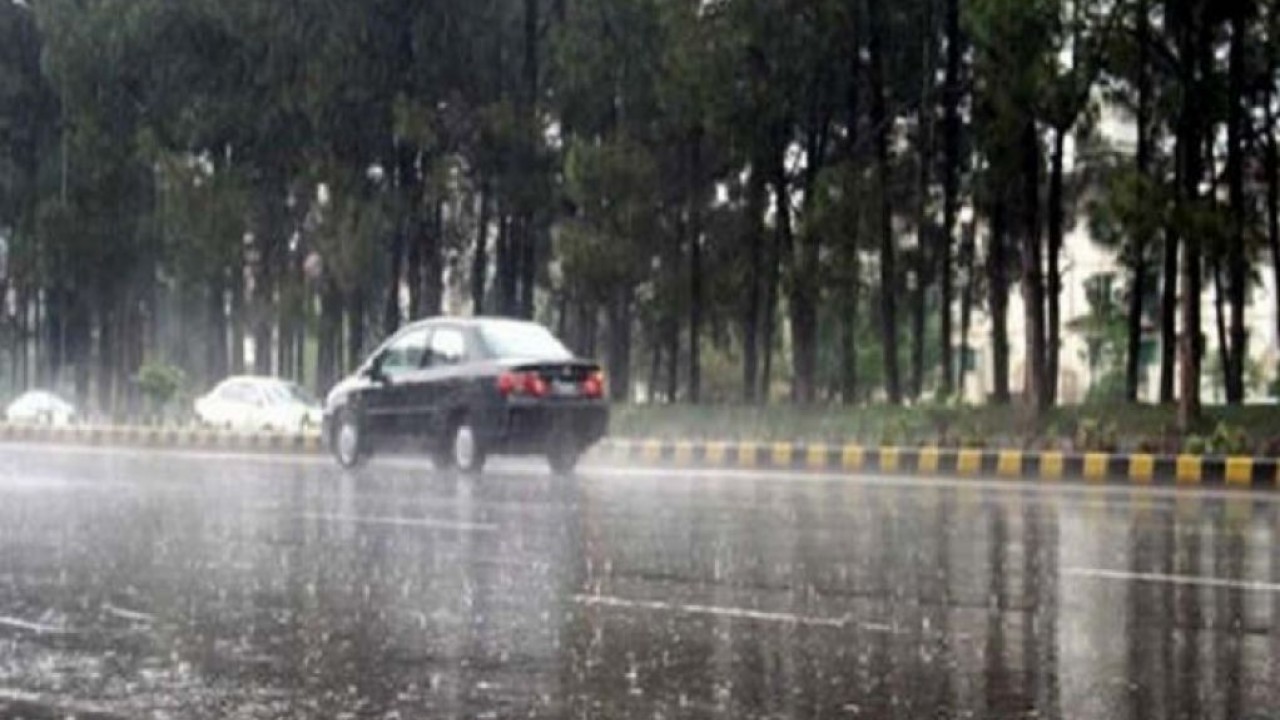 لاہور میں  گرج چمک کے ساتھ موسلادھار بارش ، نشیبی علاقے زیر آب
