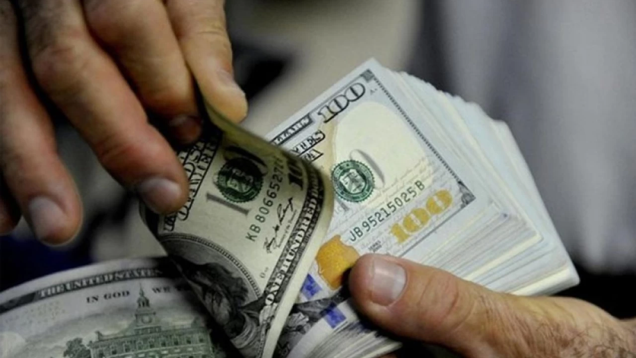 Dollar hits all-time high at Rs207