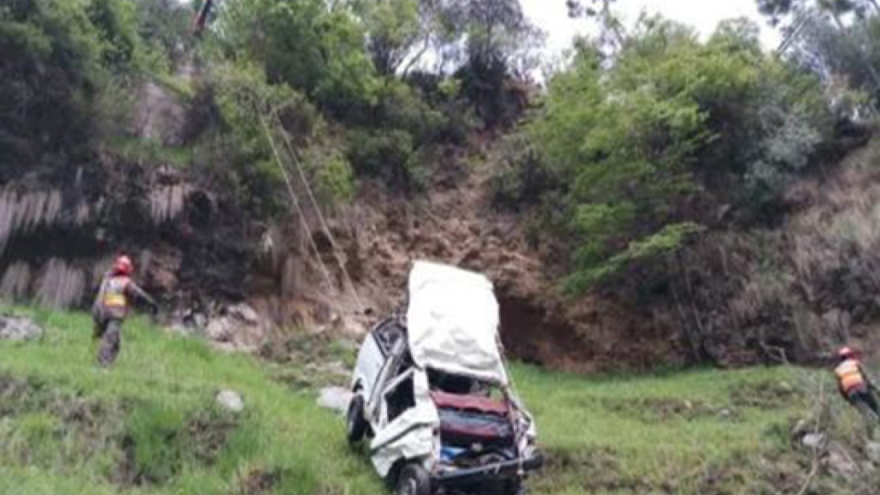 گلگت : سیاحوں کی گاڑی کھائی میں جا گری ، 5افراد جاں بحق 