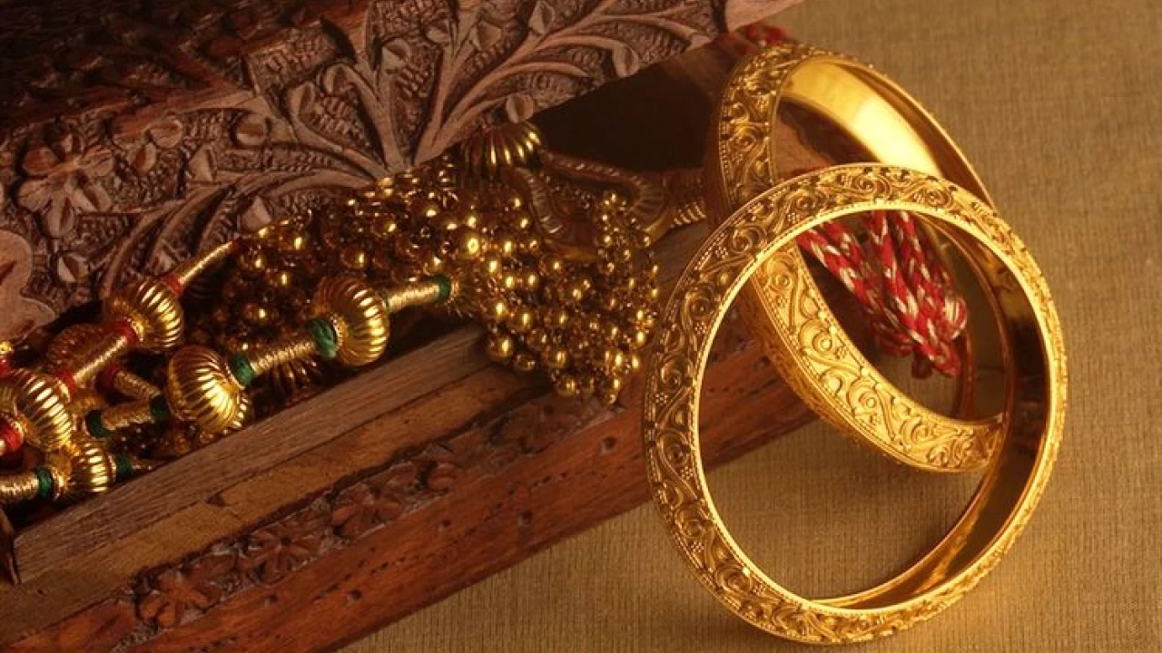 Gold price declines by Rs1,850 per tola in Pakistan
