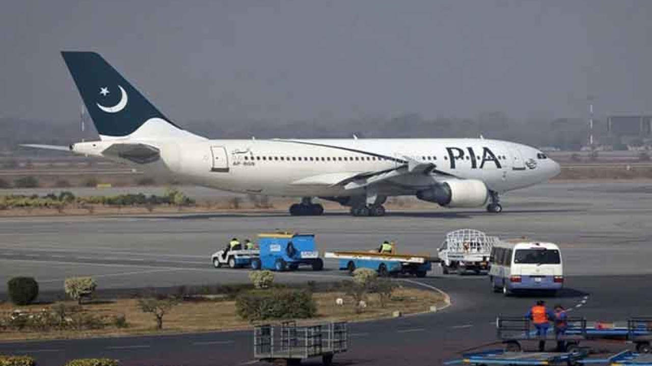 لاہور ائیرپورٹ پر پی آئی اے طیارے سے پرندہ ٹکرا گیا