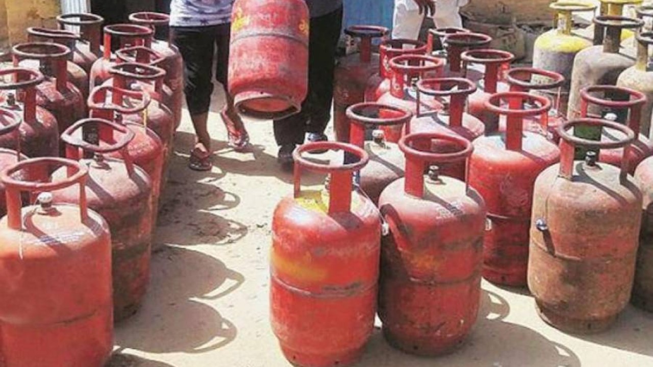گیس کے گھریلو سلنڈر کی قیمت میں 120 روپے کا اضافہ