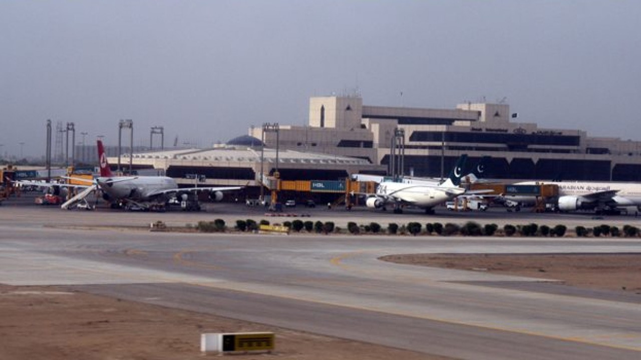 بھارتی مسافر طیارے میں فنی خرابی،کراچی ایئرپورٹ پر ہنگامی لینڈنگ