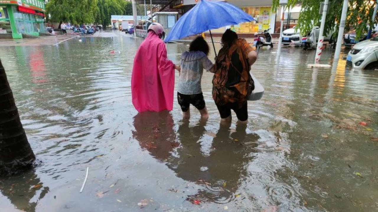 Rainstorms lash northeast China, trapping cars, buses in floods