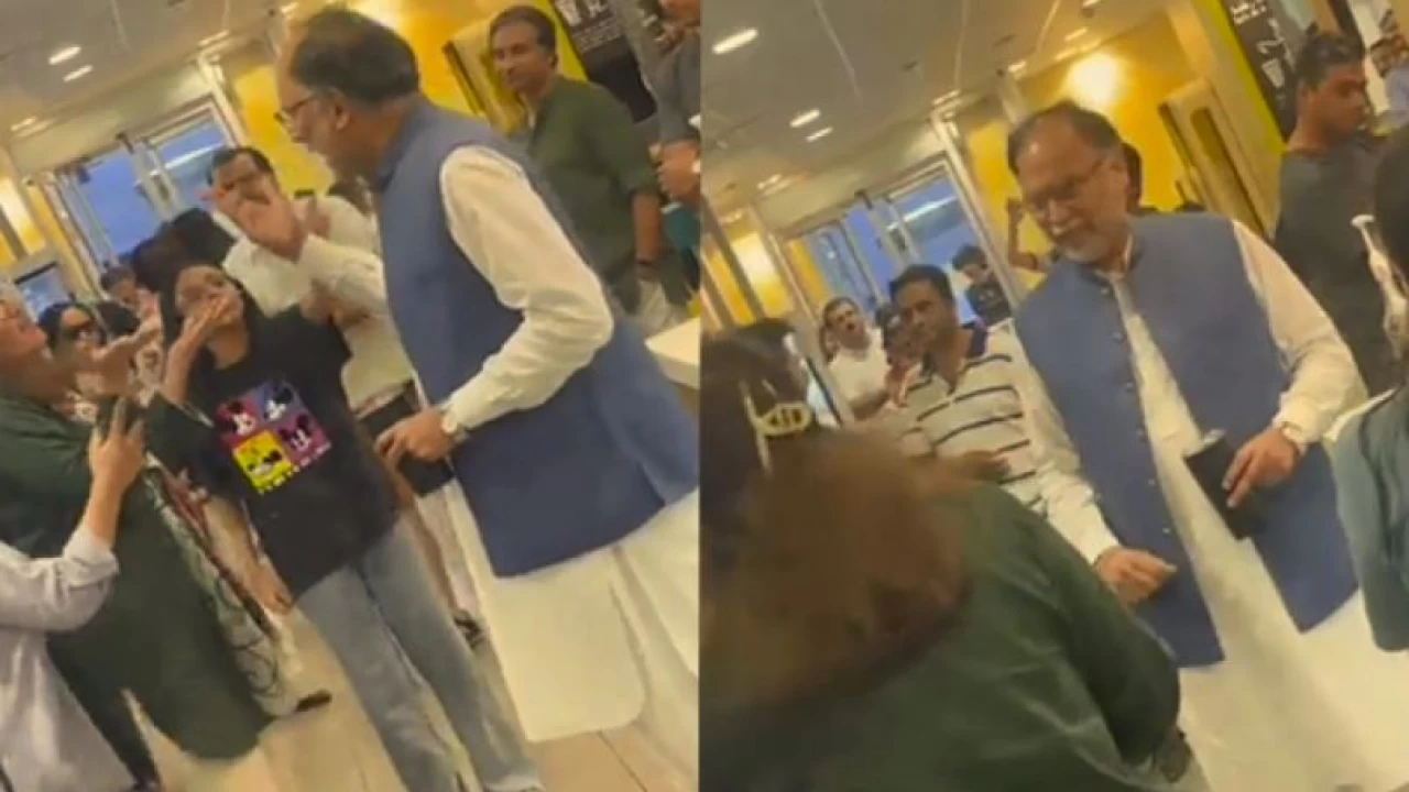 Family jeers PML-N's Ahsan Iqbal on his arrival at Bhera eatery