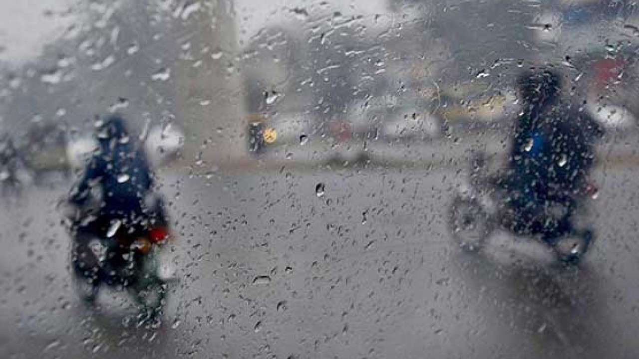 لاہور سمیت مختلف علاقوں میں بارش سے موسم خوشگوار