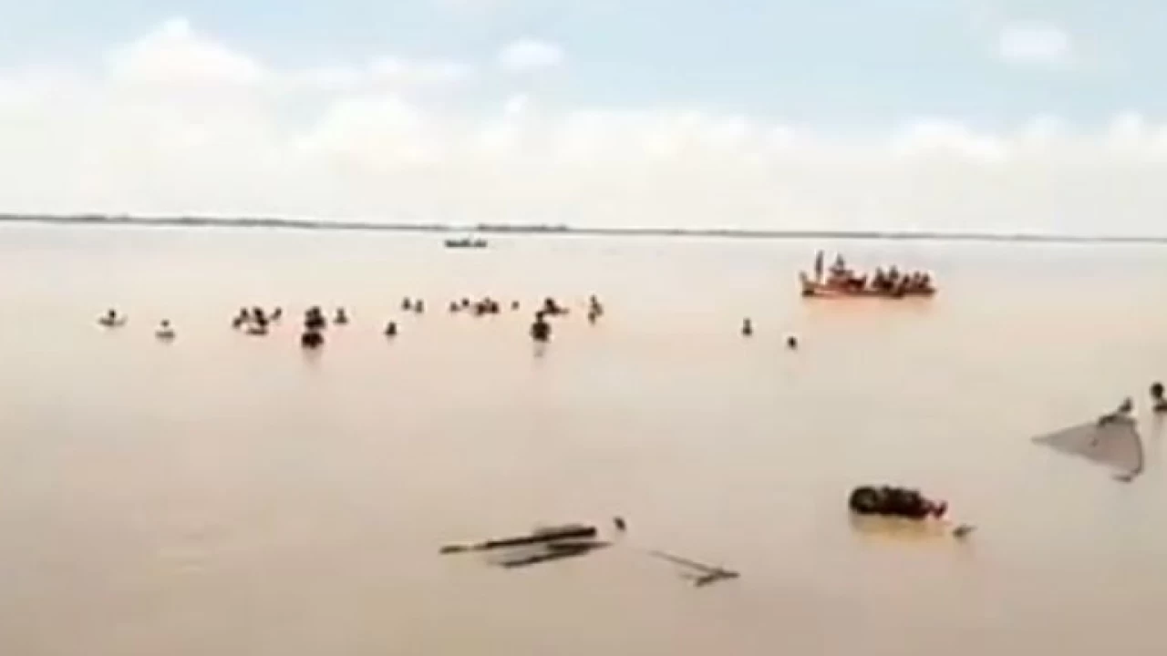 19 women drown as boat capsizes in Indus River