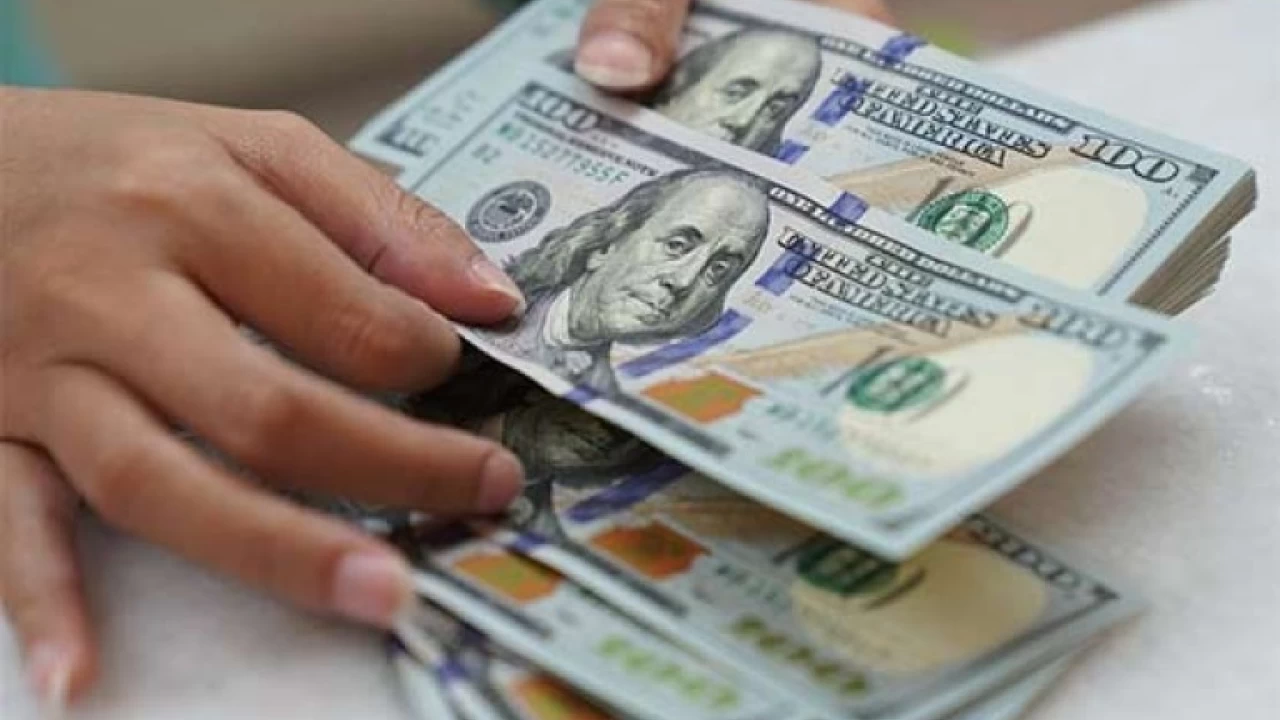 Dollar reaches all-time high of Rs226