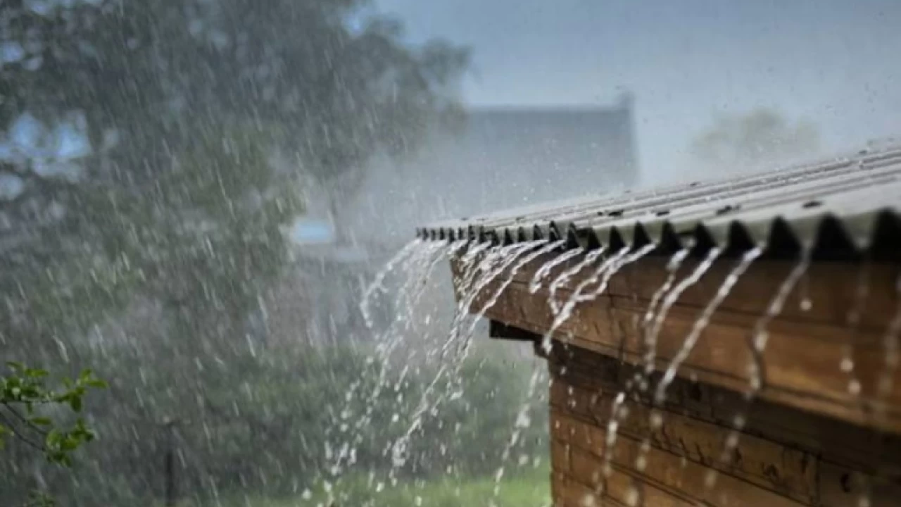 Heavy rain inundates roads, disrupts traffic in parts of Lahore