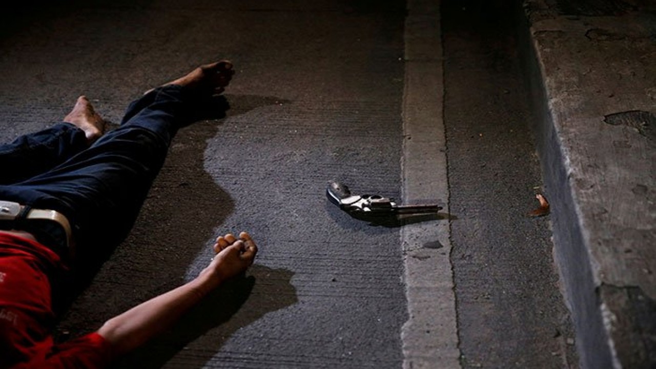 Karachi man kills robber during snatching; accomplice shot and wounded by police later