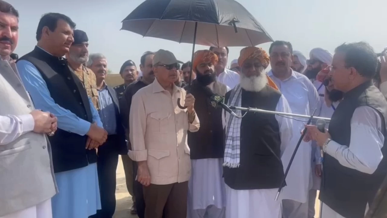 PM visits Tank to review relief and rehabilitation work in flood-affected areas