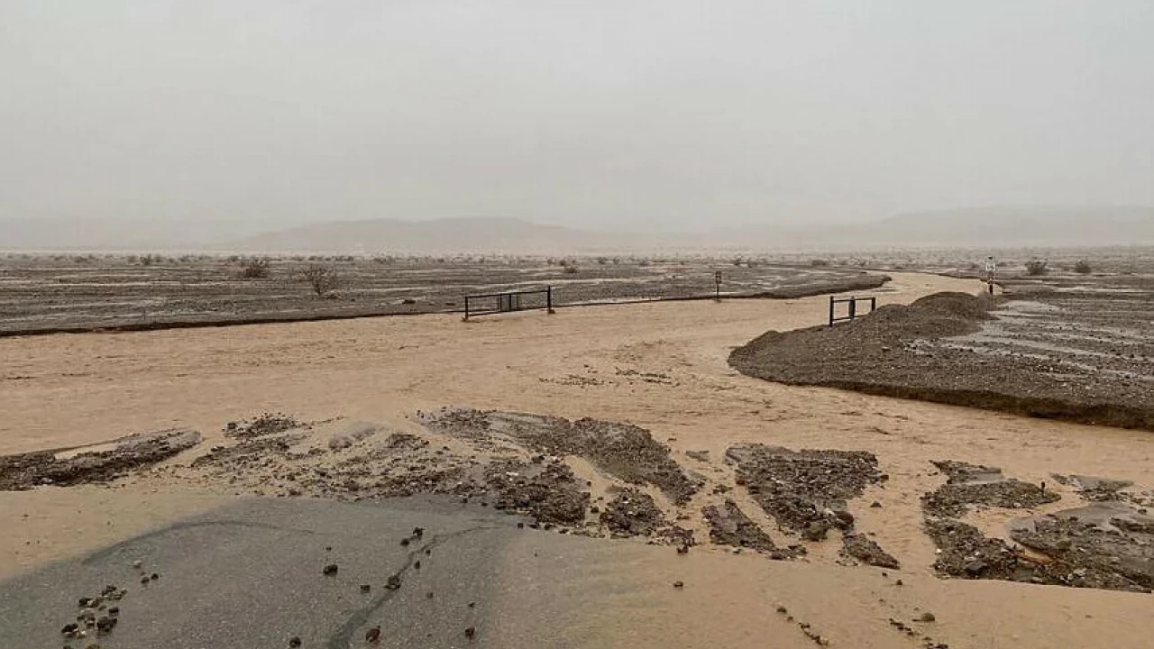 Rare flooding traps 1,000 people in US Death Valley