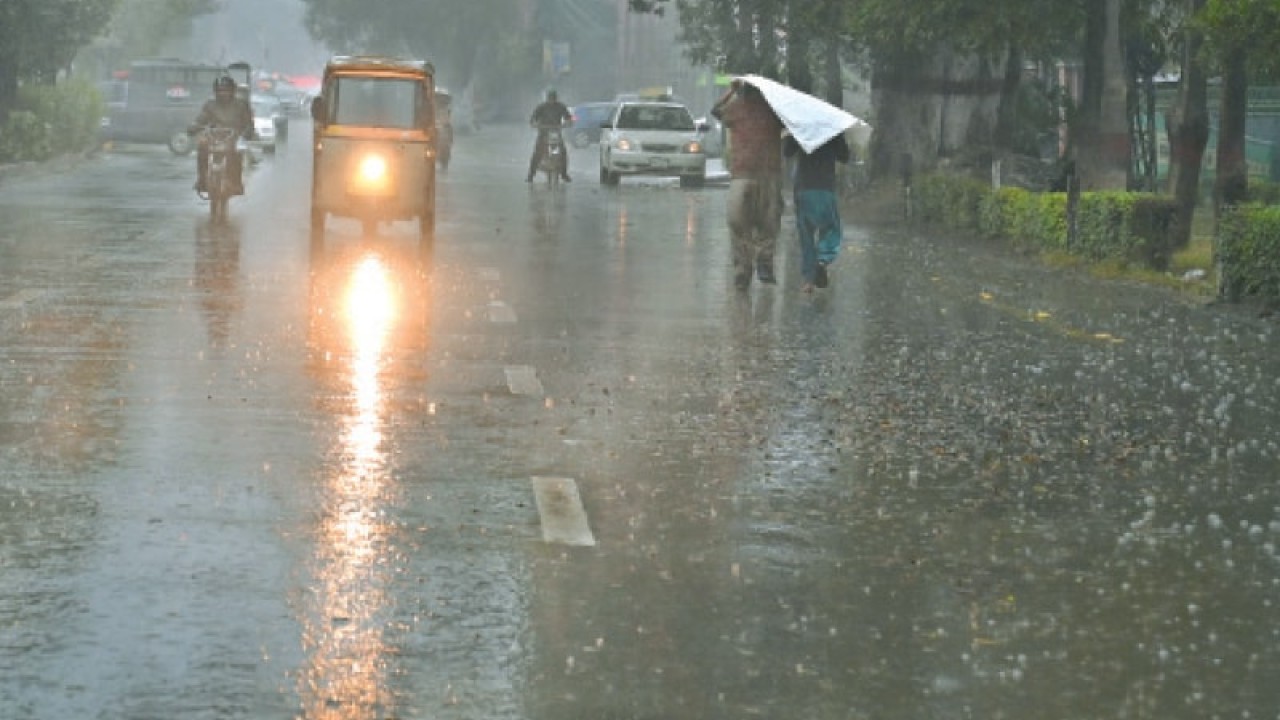کراچی میں بارش : انٹر آرٹس کے امتحانی پرچے ملتوی