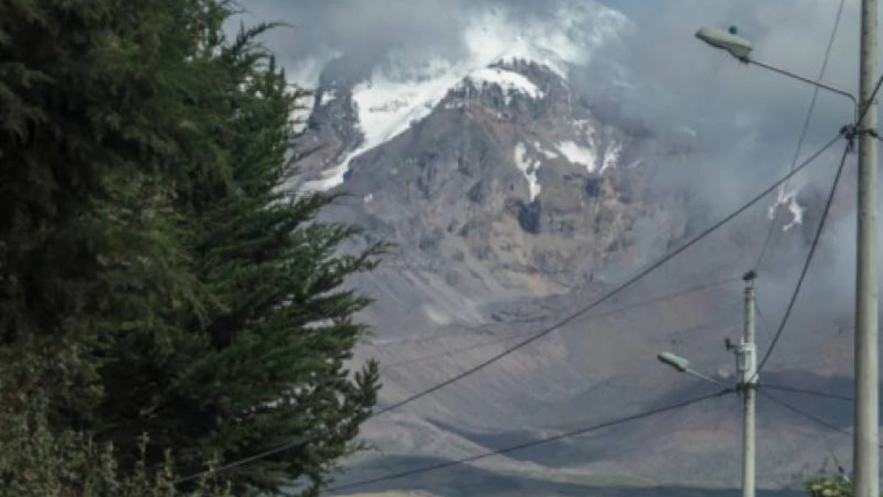 3 dead, 12 injured after fall while climbing Ecuador volcano