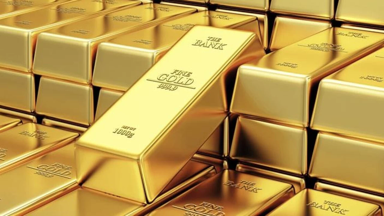 Gold price falls by Rs4,300 per tola in Pakistan