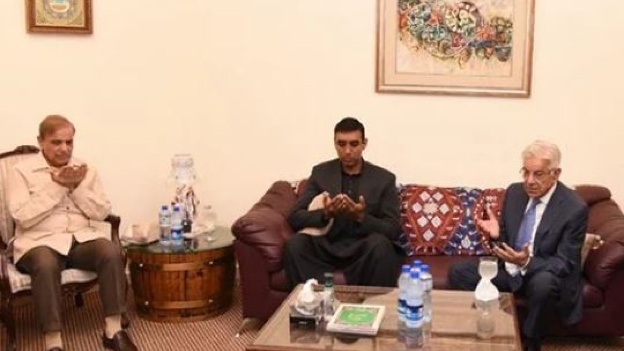 وزیراعظم کی لیفٹیننٹ جنرل سرفراز علی شہید کے گھر آمد