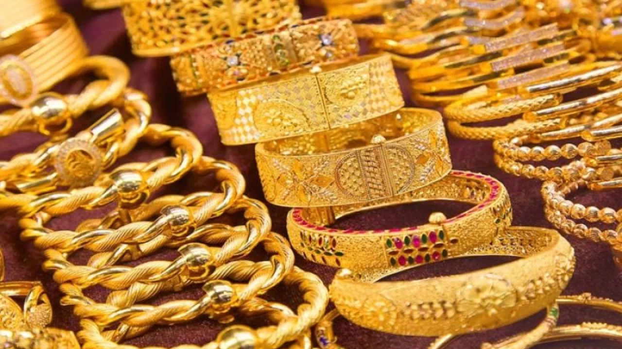 Gold price falls by Rs2,800 per tola in Pakistan